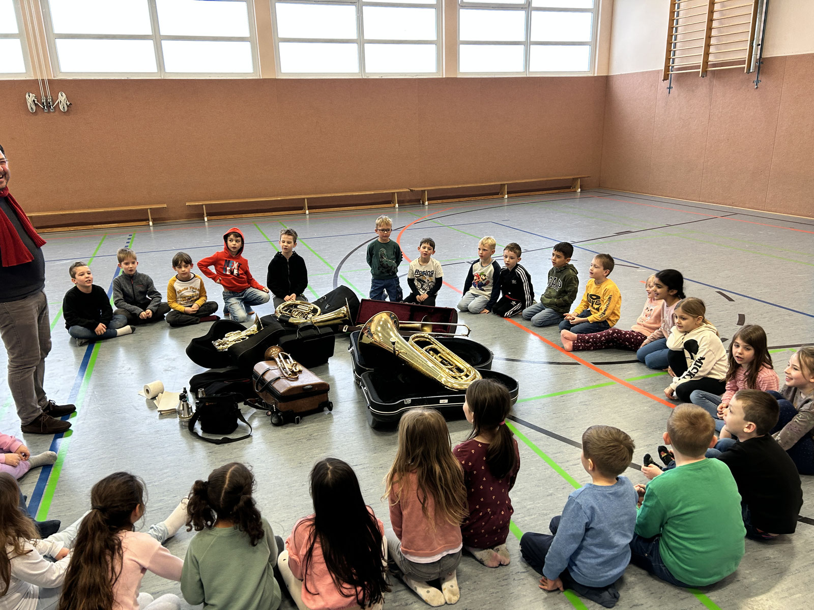 Die Kinder der 1/2 lernen die Blechblasinstrumente kennen