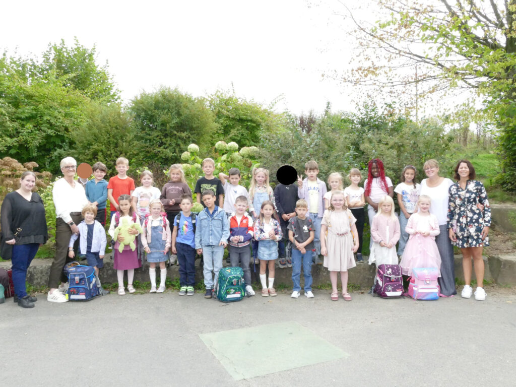 Die Klasse 1/2 C mit ihren Lehrerinnen