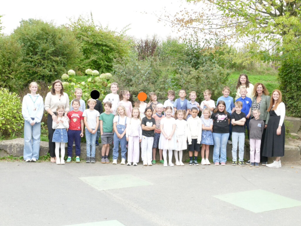 Die Klasse 1/2 D mit ihrer Klassenlehrerin