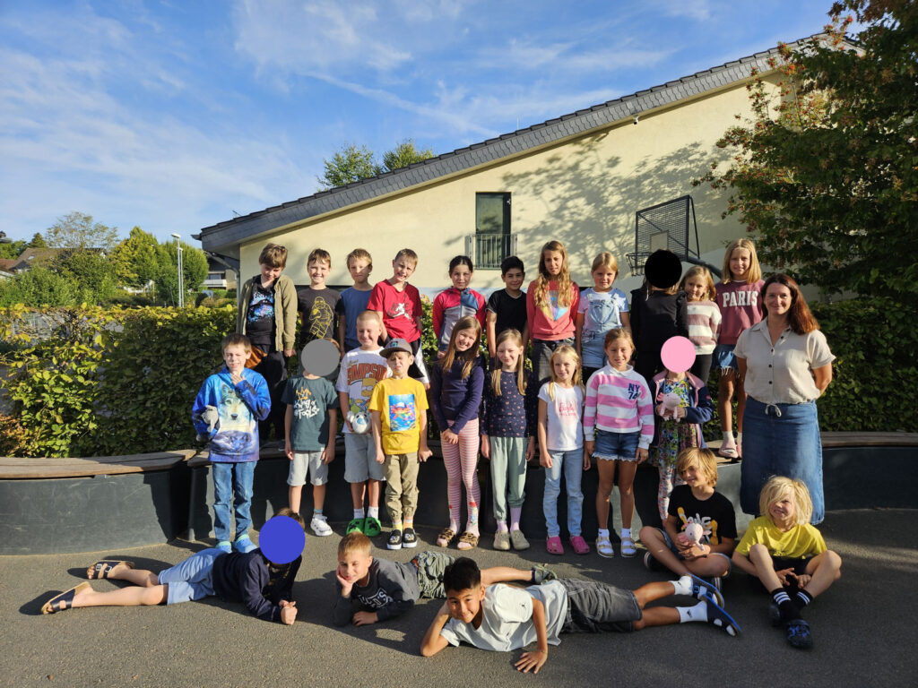 Die Klasse 3A mit ihrer Klassenlehrerin auf dem Schulhof